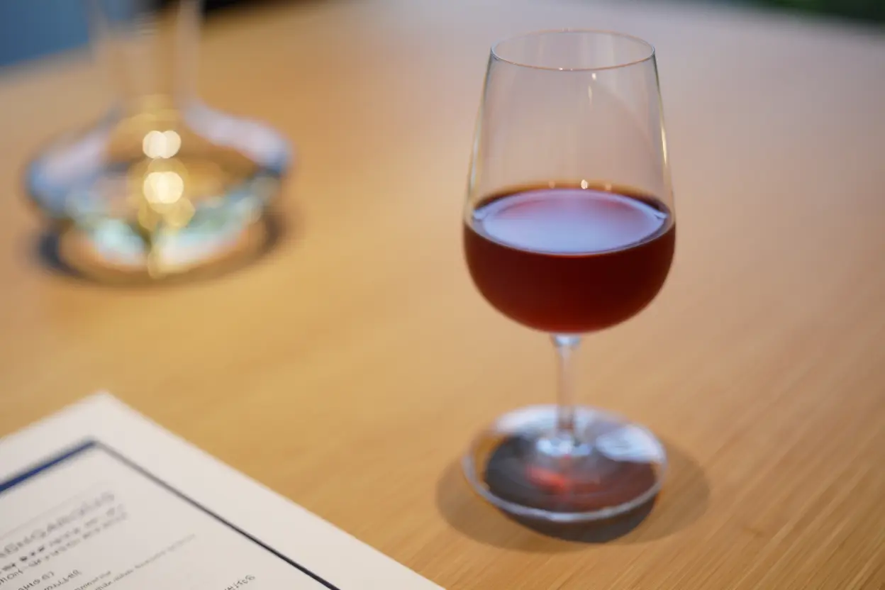 Verre de vin naturel avec sédiments